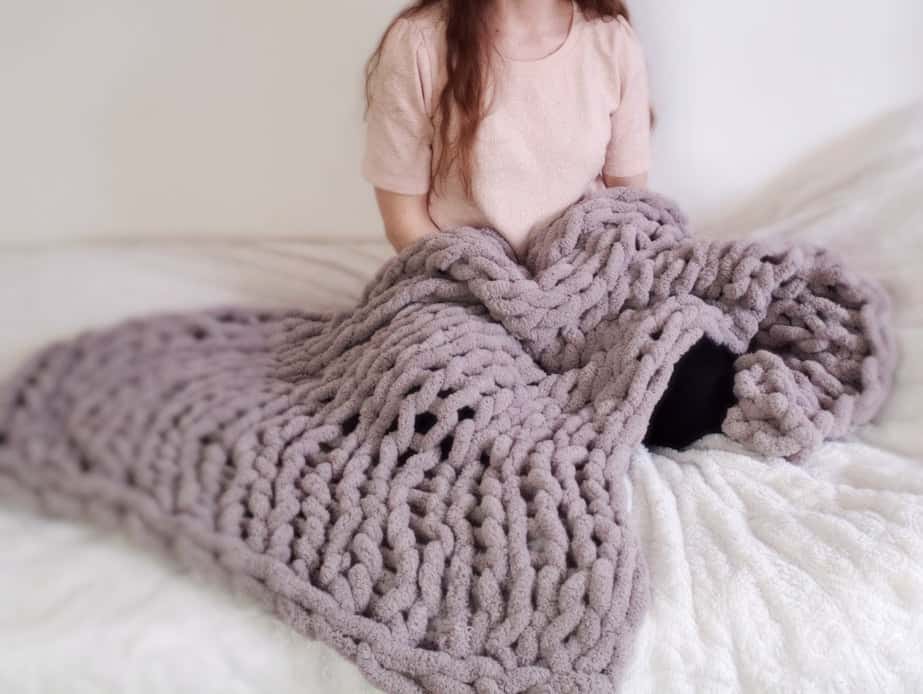 diy mothers day gifts: chunky hand knitted blanket