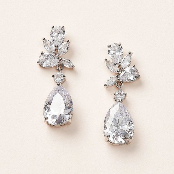 gorgeous wedding gifts for sister: A Pair of Earrings