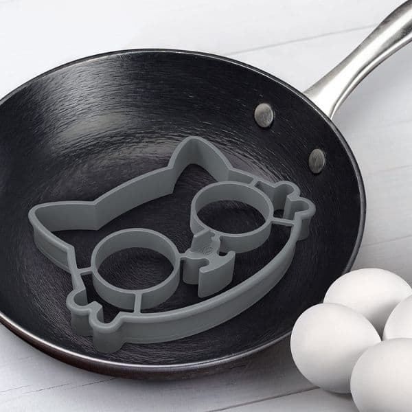 cat lover gifts: Fred & Friends FUNNY SIDE UP Silicone Egg Mold