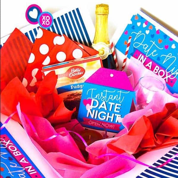 low cost anniversary gift ideas: Date Night In A Book