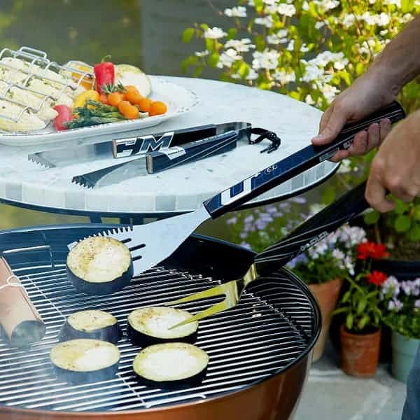  essential present for in-laws: Hockey Stick BBQ Set