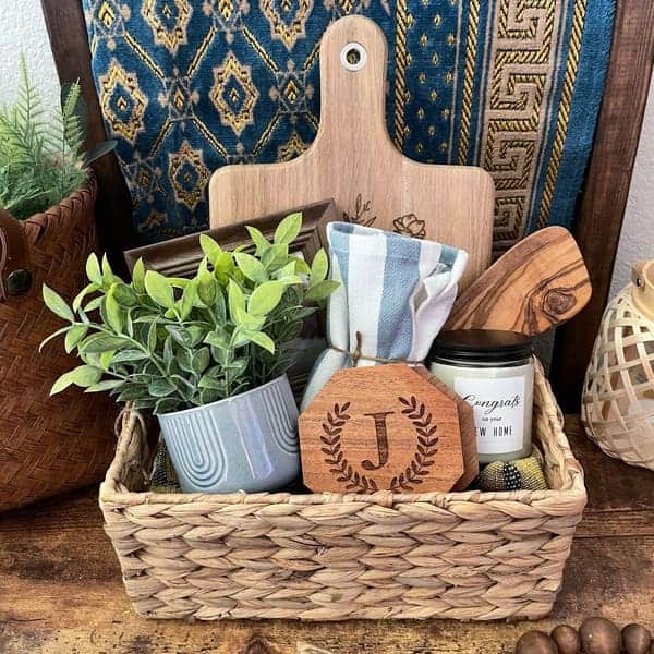 Housewarming gift idea for guy: gift basket 