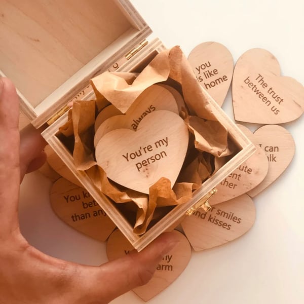 anniversary gift that she'll love: romantic reasons why box 