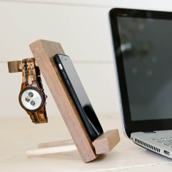 handmade Father's day gift: simple and beautiful phone stand from wine corks