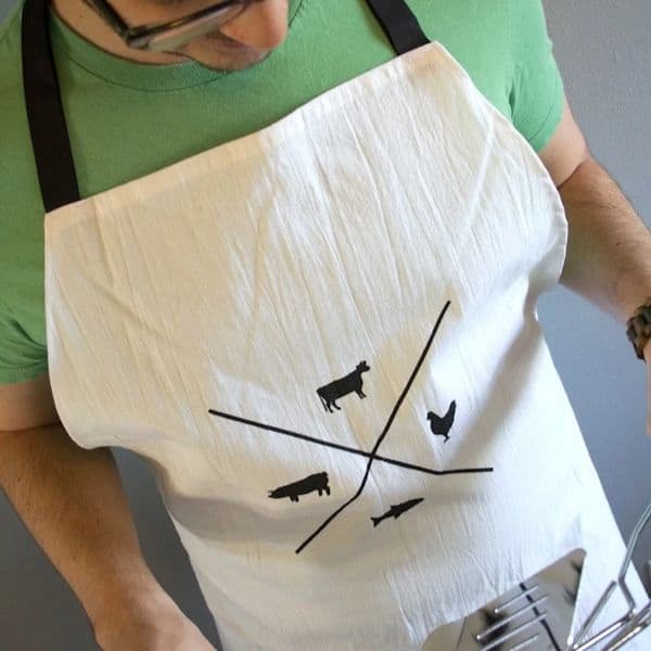 DIY Father’s Day gift: grilling stenciled apron for men