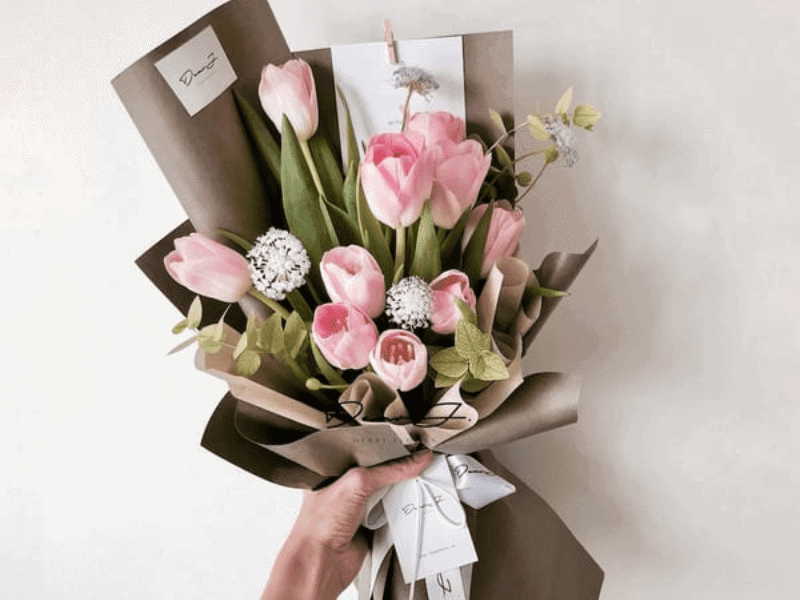 anniversary gifts for girlfriend: A Bouquet of flower