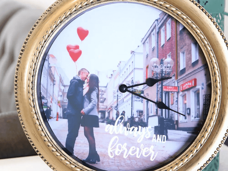 diy gifts for girlfriend: Handmade Photo Clock