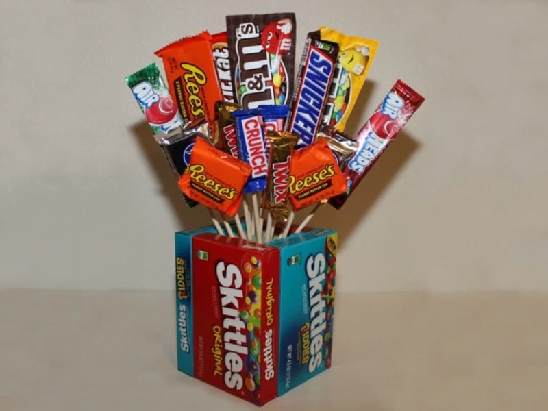 things to do for anniversary on a budget: DIY Candy Bouquet
